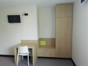 Espace de rangement et bureau dans l'une des chambres
